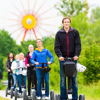 hintereinander Segway fahrende Menschen