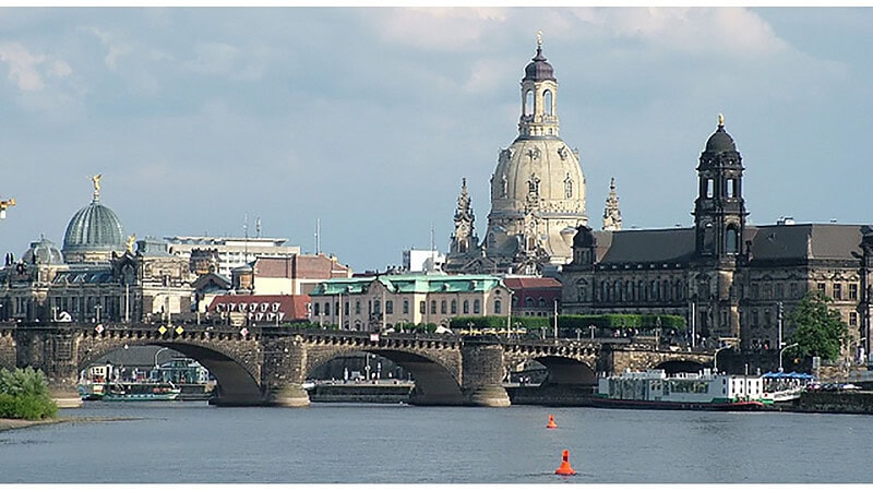 Blick auf das Terrasenufer bei der Segway Tour in Dresden