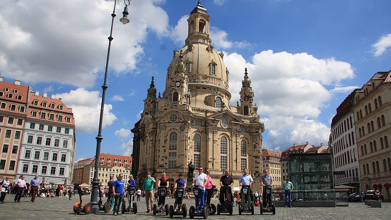 Menschen auf Segways vor der Frauenkirche beim Segway selber fahren in Dresden