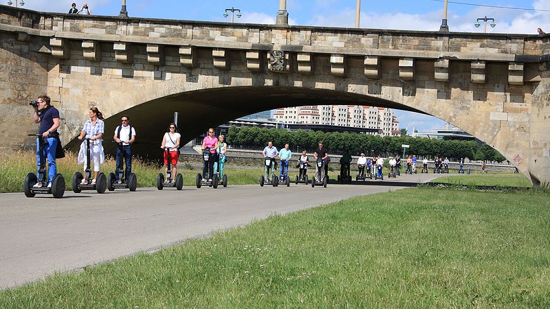 Viele Menschen fahren Segway auf dem Elbradweg beim Segway selber fahren in Dresden