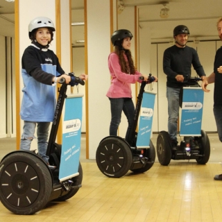 Kind auf einem Segway das lacht - Segway Tour in Freiberg