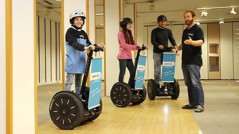 Kind auf einem Segway das lacht - Segway Tour in Freiberg