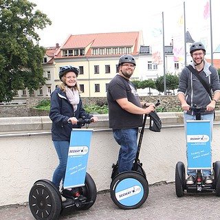 Menschen stehen auf Segways - Segway Tour in Freiberg