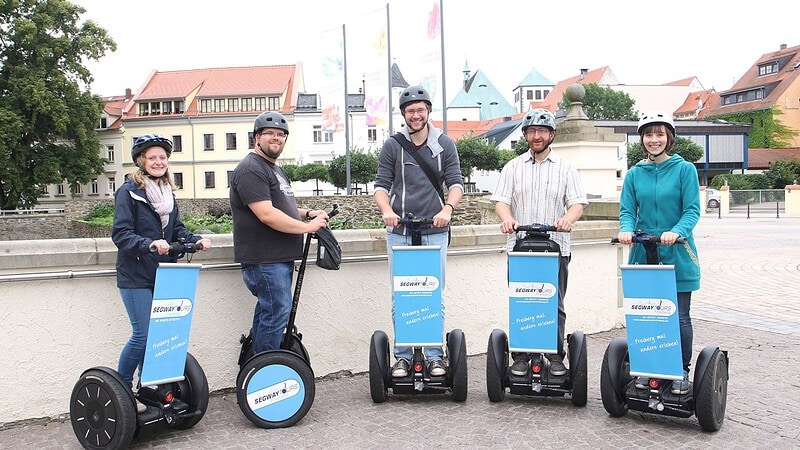 Menschen stehen auf Segways - Segway Tour in Freiberg