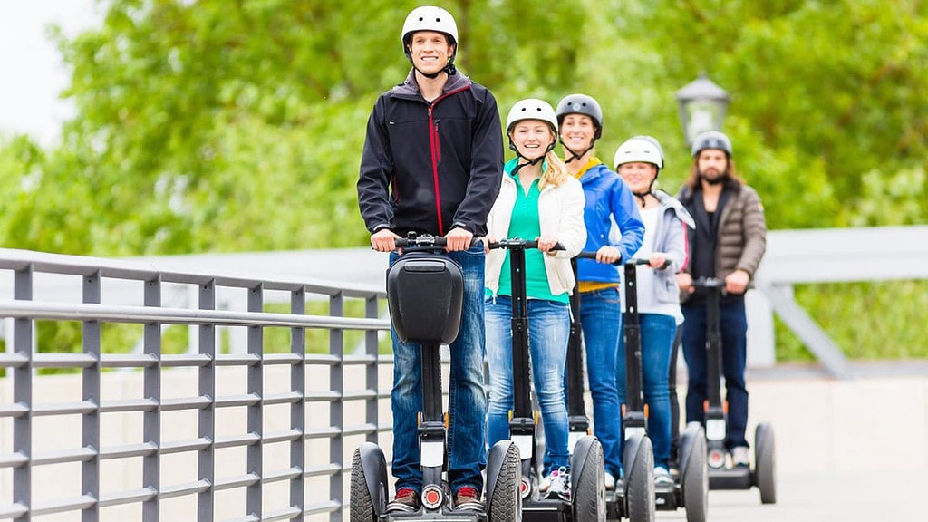 Mehrere Personen fahren mit den Segway durch Augsburg