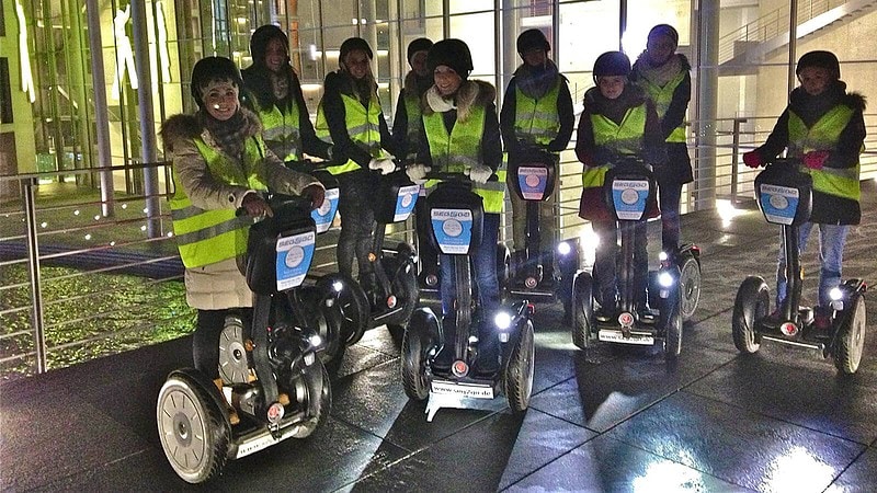 Eine Gruppe von Segway-Fahrer in der Nacht