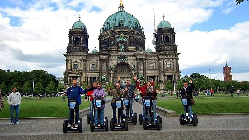 Gruppe mit Segway vor dem Berliner Dom bei der Segway Tour Auf den Spure des dritten Reiches