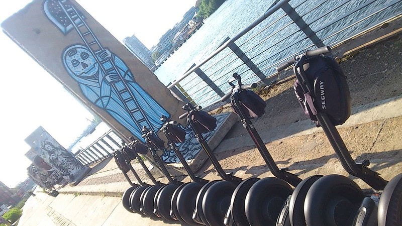 Segway parken am Ufer der Spree bereit zur Segway Tour Auf den Spuren des dritten Reiches