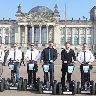 Männer stehen auf Segway vor dem Bundestag während der Segway Tour Auf den Spuren des dritten Reiches