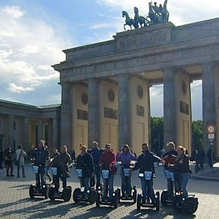 Gruppe mit Segways steht vor dem Brandenburger Tor bei der Segway Tor Auf den Spuren des dritten Reiches