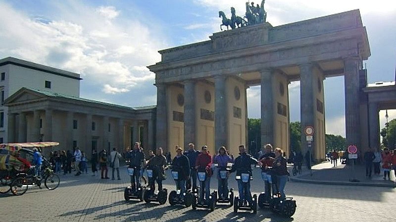 Gruppe mit Segways steht vor dem Brandenburger Tor bei der Segway Tor Auf den Spuren des dritten Reiches