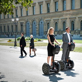 Zwei Personen fahren mit den Segways durch Berlin VIP Tour