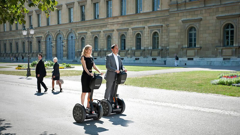 Zwei Personen fahren mit den Segways durch Berlin VIP Tour