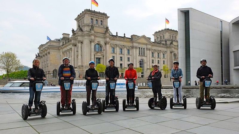 Segways stehen vor dem Reichstag