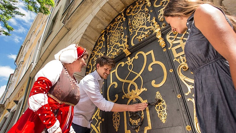 Zwei Personen stehen in Bautzen am Tor bei der Führung