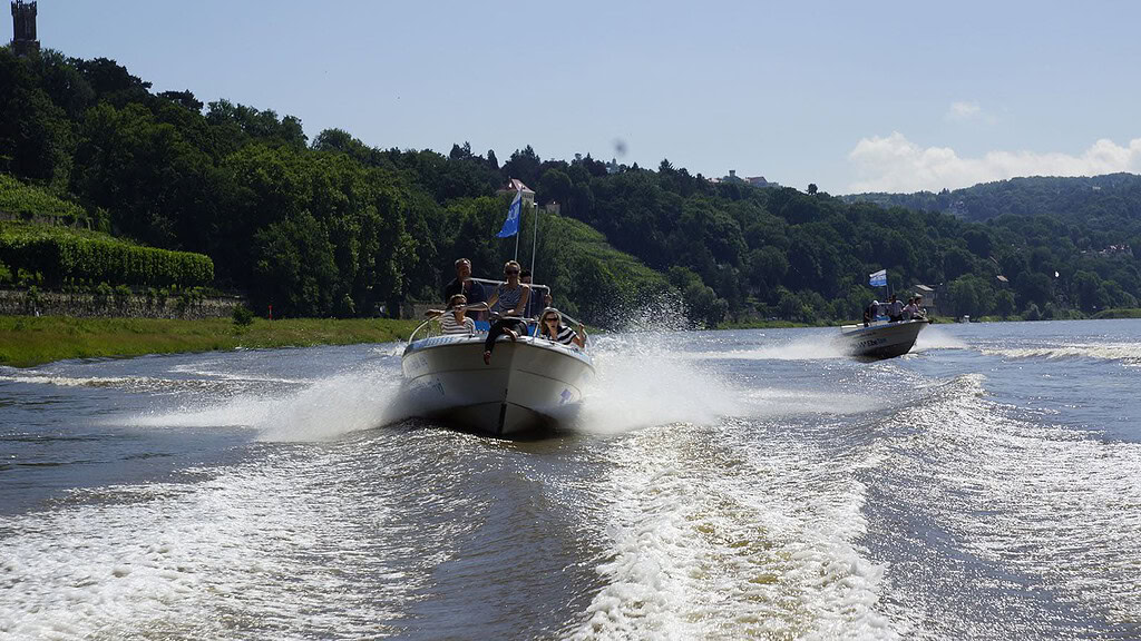 Zwei Speedboote fahren an den Elbschlössern vorbei, Speedboot Tour in Dresden