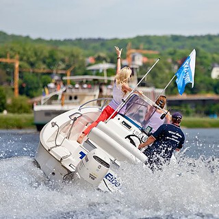 Frauen stehen auf dem Bug des Speedbootes bei der Speedboot Tour Weinland