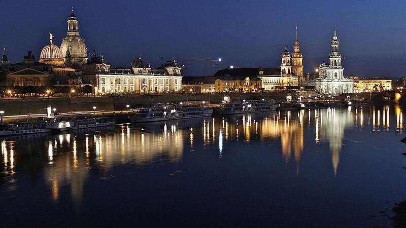 Blick aufs Terrassenufer bei Nacht,Speedboot Tour für zwei - Dresden bei Nacht