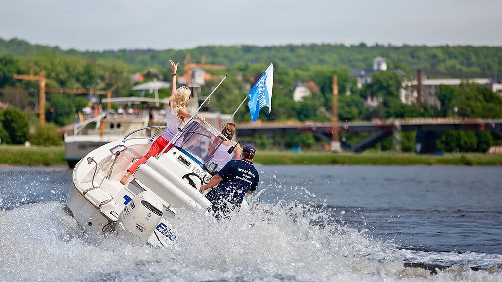 Frauen stehen auf dem Bug des Speedbootes bei der Speedboot Tour Weinland