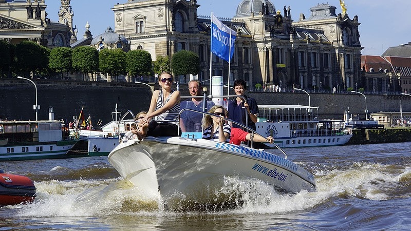 Personen auf dem Boot bei der Speedboot Tour Weinland