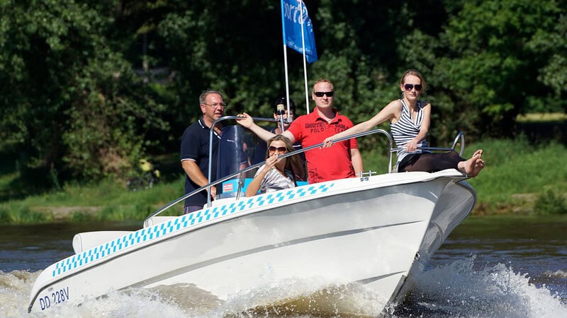 Sechs Personen auf dem Speedboot, Speedboot Tour in Dresden