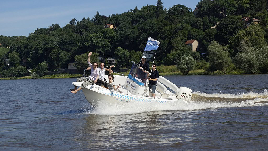 Personen winken auf dem Speedboot, Speedboot Tour in Dresden