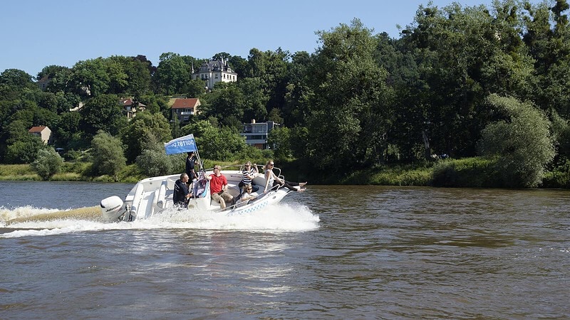 Eine Gruppe von Personen fährt auf einem Speedboot