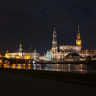 Blick auf die Altstadt bei Nacht,Speedboot Tour für zwei - Dresden bei Nacht