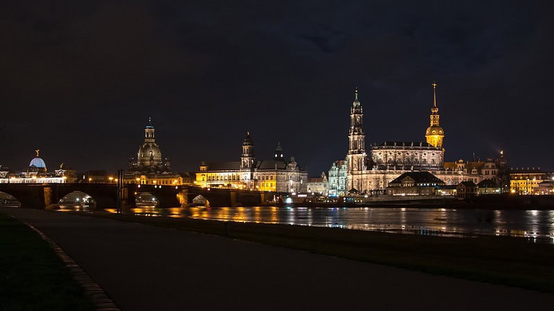 Blick auf die Altstadt bei Nacht,Speedboot Tour für zwei - Dresden bei Nacht