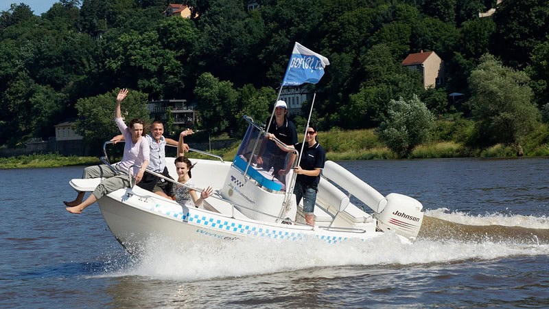 Personen winken auf dem Speedboot, Speedboot Tour in Dresden