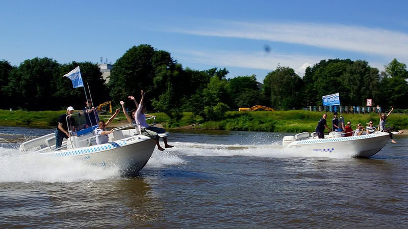 Personen fahren mit zwei Speedbooten, Speedboot Tour in Dresden