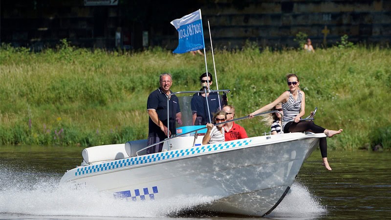 Sechs Personen auf dem Speedboot, Speedboot Tour in Dresden