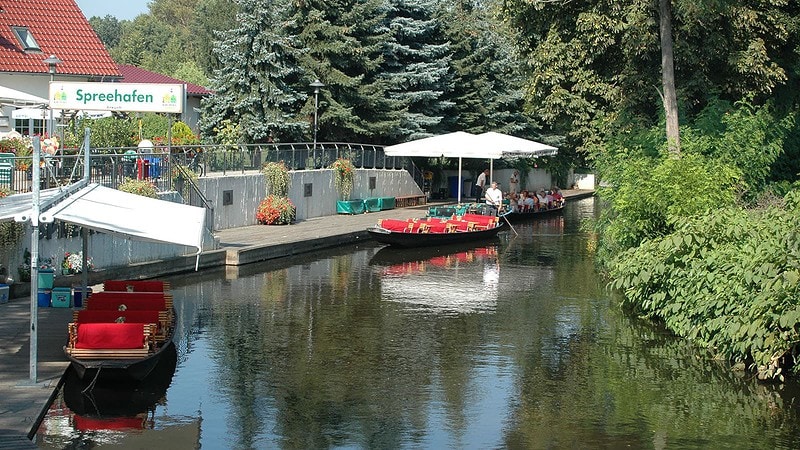 Anlegesteg am Spreehafen für die Kahnfahrt mit Mondschein im Spreewald