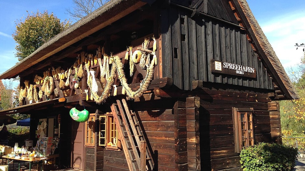 Hütte Spreehafen vonn der Kahnfahrt mit Mondschein im Spreewald