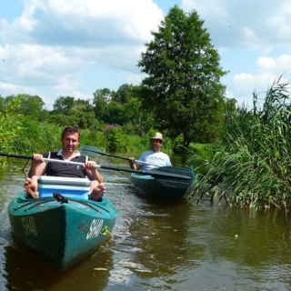 Zwei Männer paddeln im Kanal bei der Kahnfahrt im Spreewald