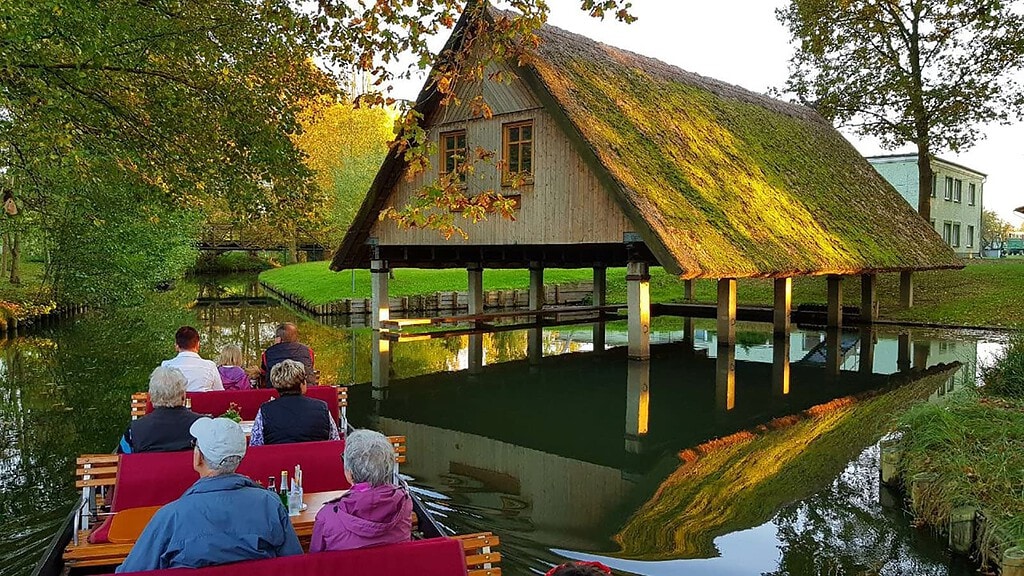 mehrere Menschen im Boot auf einer Kahnfahrt im Spreewald