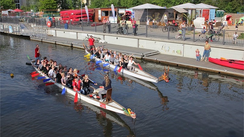 zwei Gruppen machen ein Wettrennen auf jeweils in einem Drachenboot