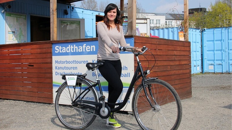 Frau mit Fahrrad vom dem Stadthafen in Leipzig