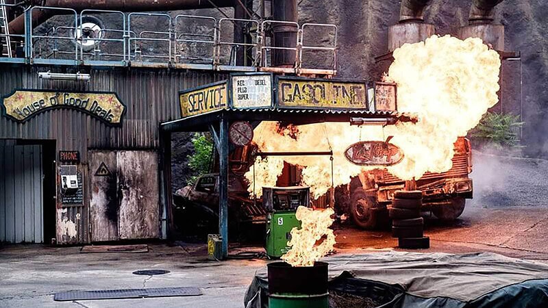 Explosion und Feuerball in der Tankstelle beim Stuntman Workshop in Babelsberg