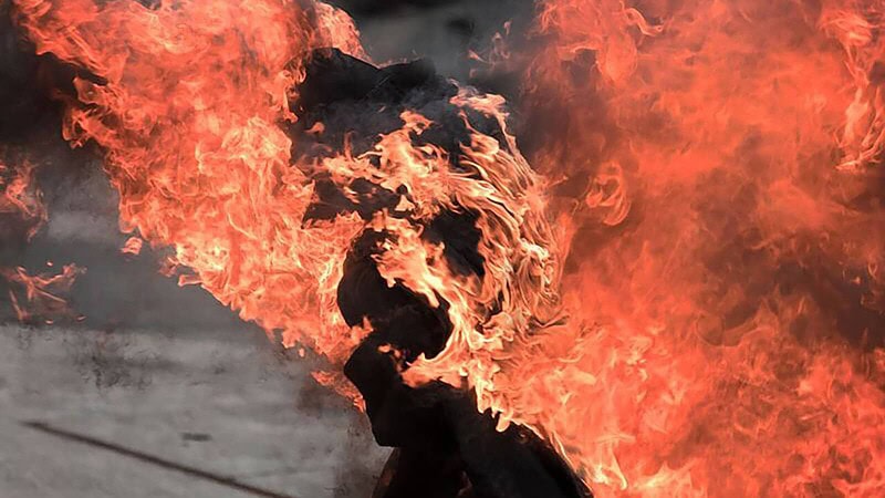 Ein Stuntman probt eine Szene, in der seine Kleidung brennt