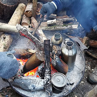 Thermoskannen stehehen im Feuer.