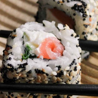 Sushi Röllchen mit Staebchen