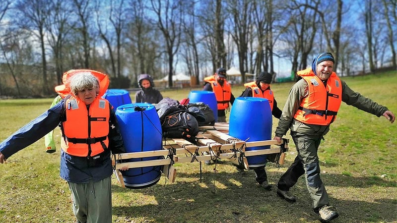 Team beim Tragen des Floßes