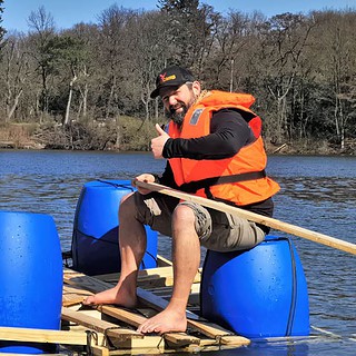 Zwei Männer sitzend auf dem Floß