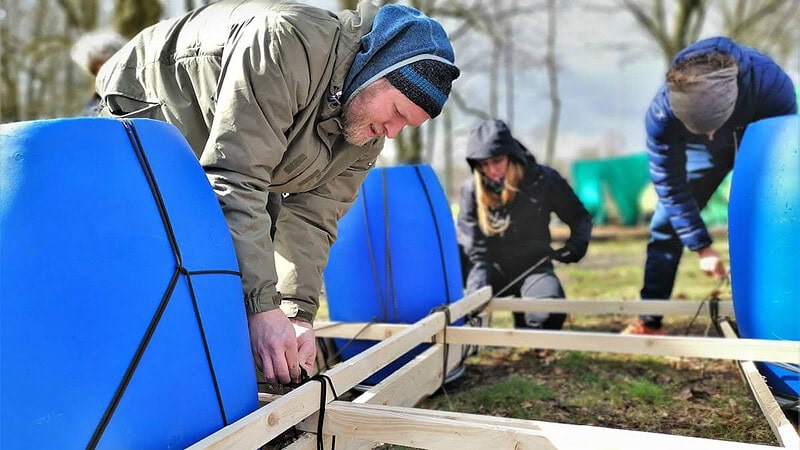 Gruppe Zieht Stricke um die Balken und Fässer