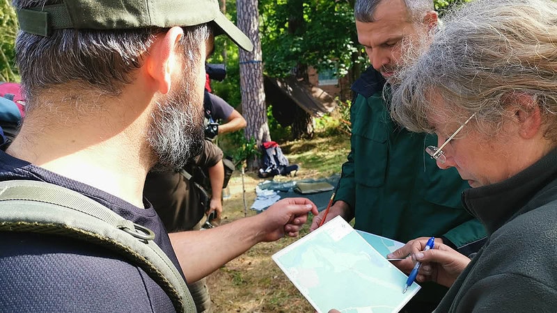 Gruppe beim Karte lesen