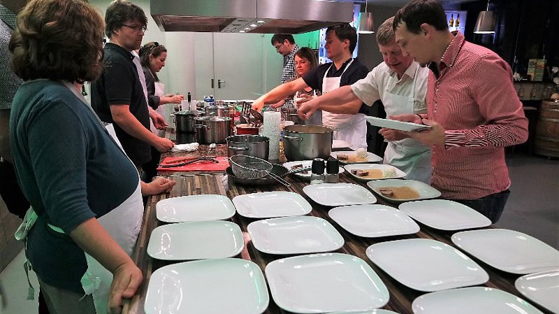 Ein Team beim Anrichten - Teamkochen in Dresden