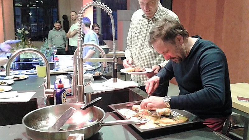 Teamkochen in Dresden - Mann beim Kochen