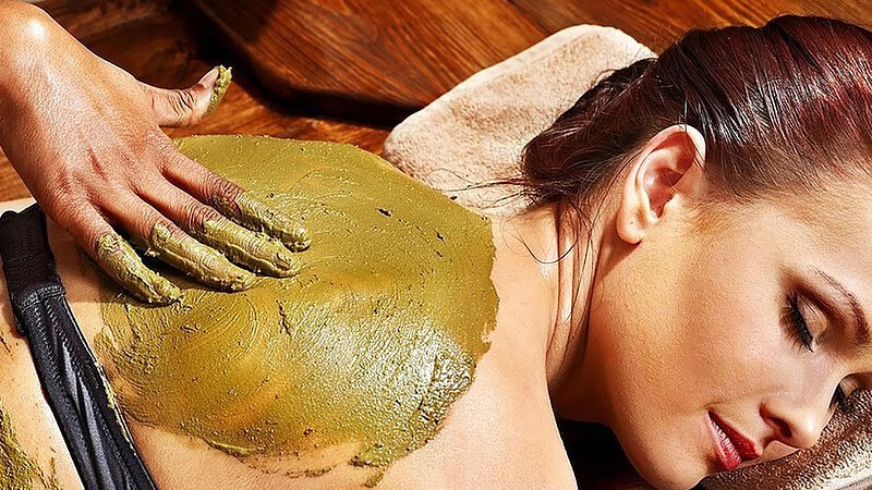 Avocado-Massage in Leipzig - Avocadoöl auf Rücken von Frau bei einer Massage