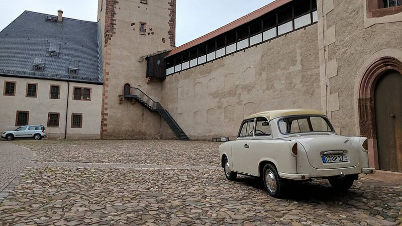 Trabant P60 in Chemnitz - vor einer Mauer steht ein cremfarbender Trabi